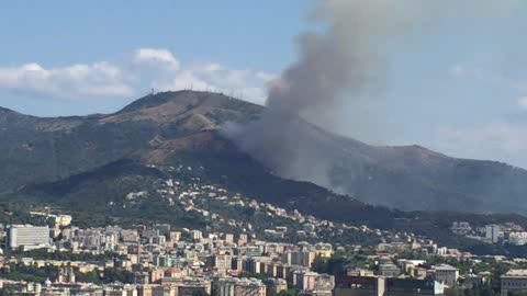 Incendio sotto il Monte Fasce, minacciate le case: le immagini